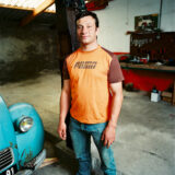 Portrait d'un homme dans un garage.