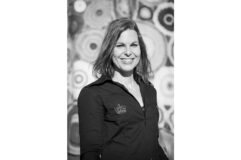 Portait d'entreprise professionnel d'une femme agent artistique à clermont-ferrand en noir et blanc.