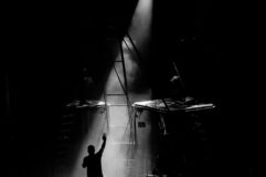 Photo noir et blanc d'ambiance sur un concert des ogres de barback.