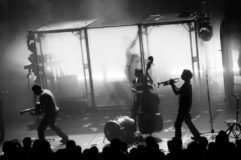Photo d'ambiance d'un concert des ogres de barback à riom près de clermont-ferrand. Photographie professionnelle en noir et blanc.