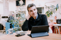 Portrait naturel d'un entrepreneur à clermont ferrand : Damien Caillard journalise.