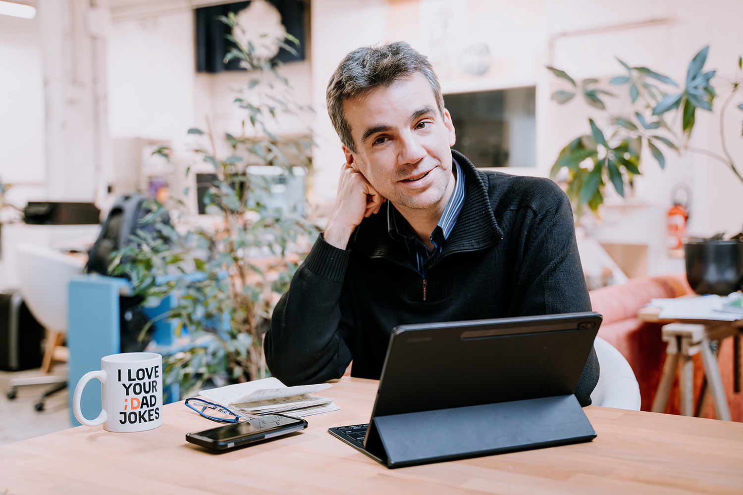 Portrait naturel d'un entrepreneur à clermont ferrand : Damien Caillard journalise.
