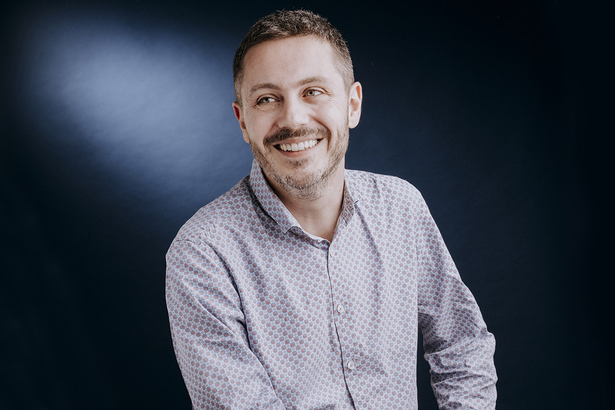 Portrait professionnel authentique et spontane d'un entrepreneur a clermont ferrand, par fanny reynaud photographe professionnel